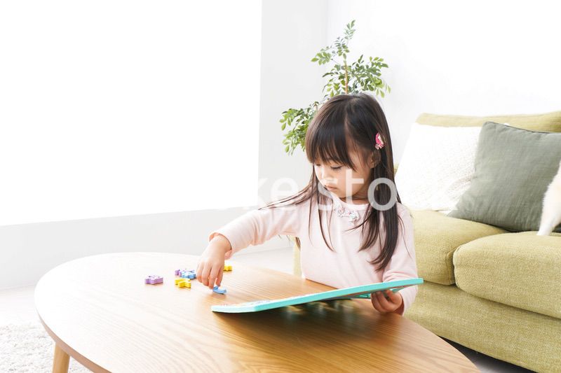 家で楽しく遊ぶ女の子