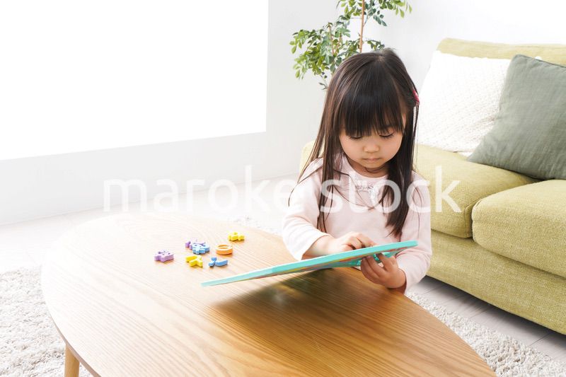 家で楽しく遊ぶ女の子