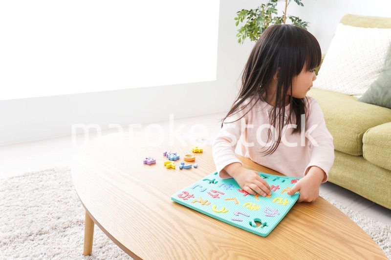 家で楽しく遊ぶ女の子