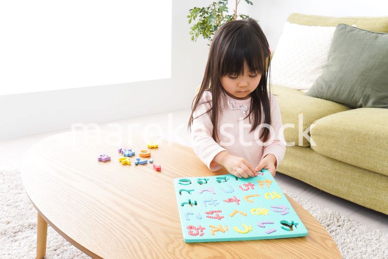 家で楽しく遊ぶ女の子