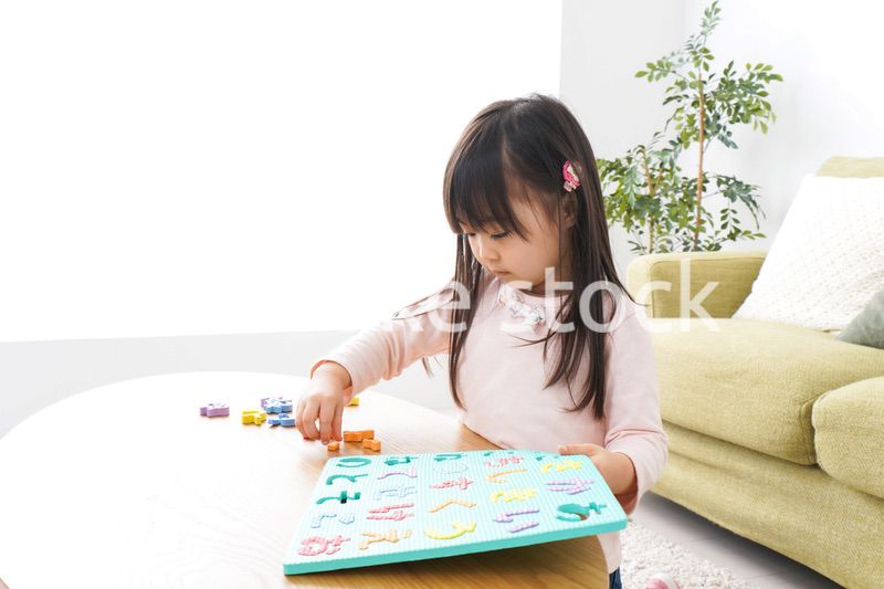 家で楽しく遊ぶ女の子