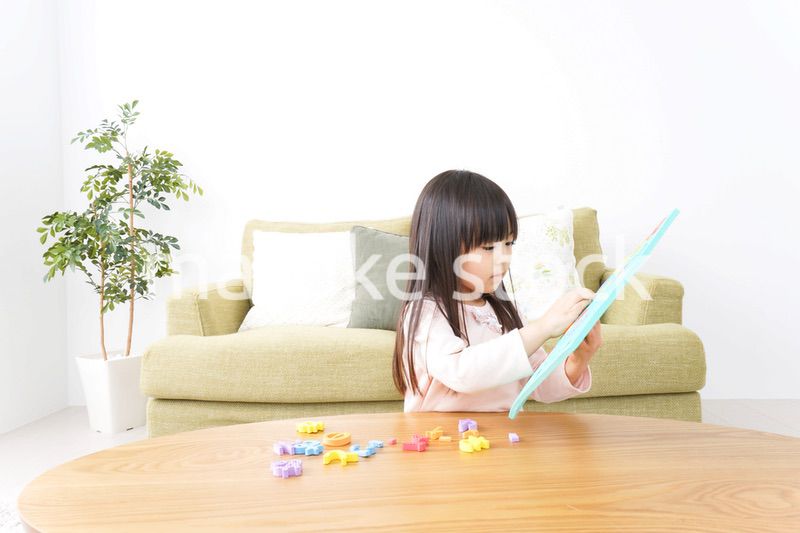 家で楽しく遊ぶ女の子