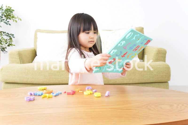 家で楽しく遊ぶ女の子