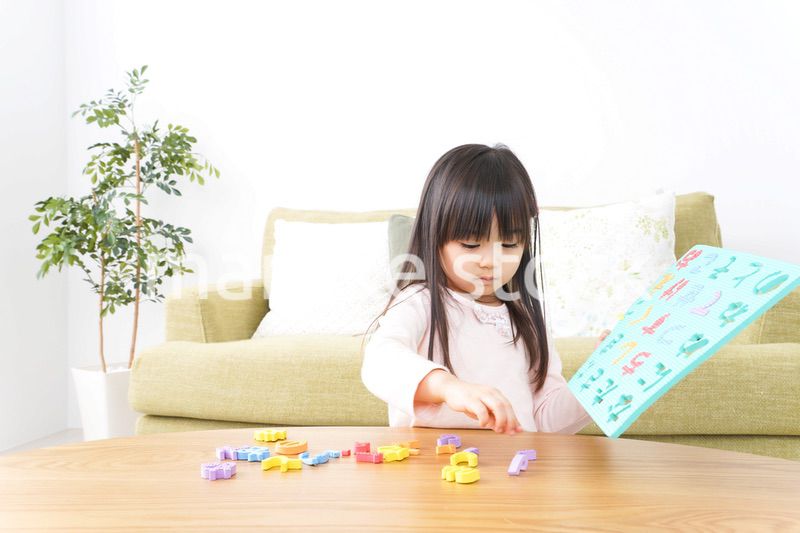 家で楽しく遊ぶ女の子