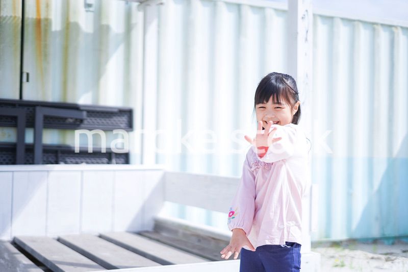 リゾートで遊ぶ小さな女の子