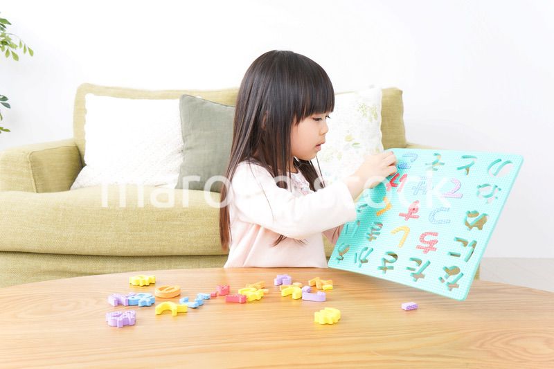 家で楽しく遊ぶ女の子