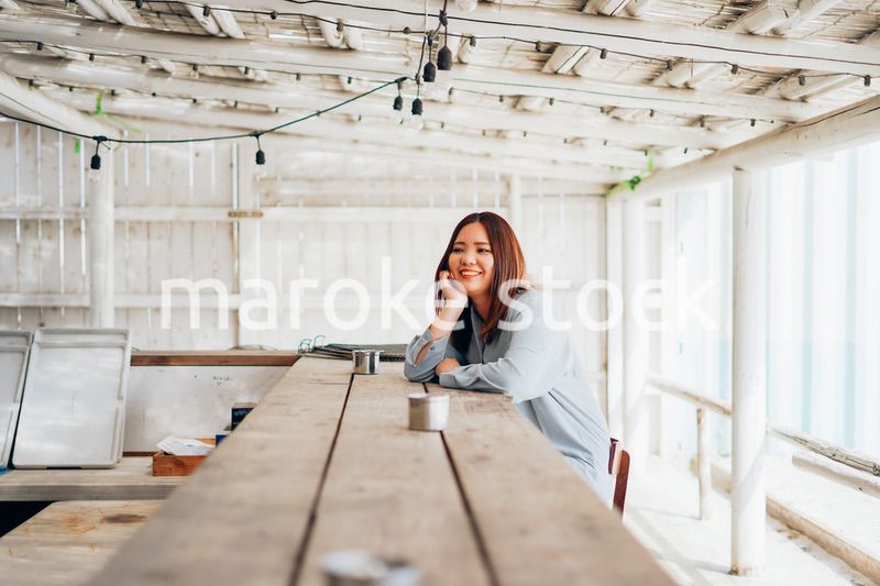 バーカウンターに座る女性