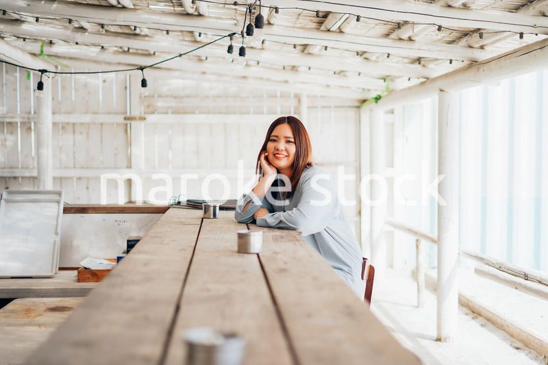 バーカウンターに座る女性