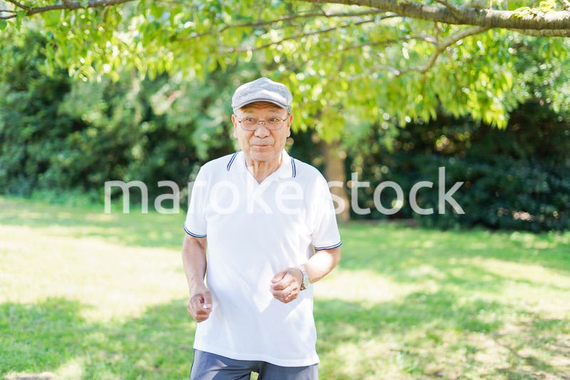 外でランニングをする高齢の男性