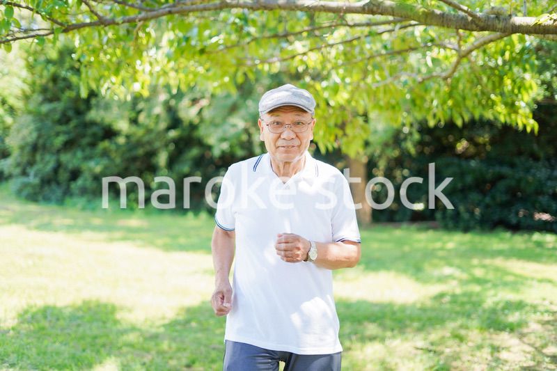 外でランニングをする高齢の男性