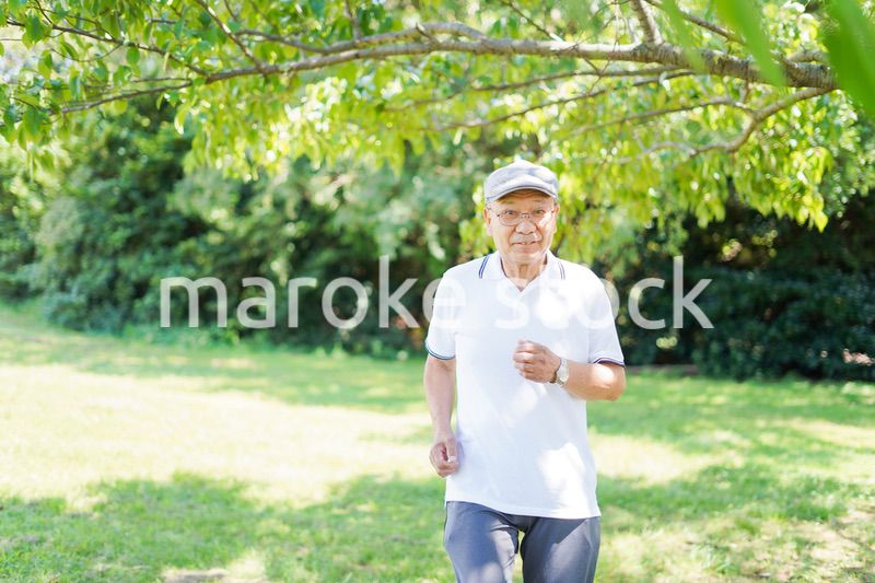外でランニングをする高齢の男性
