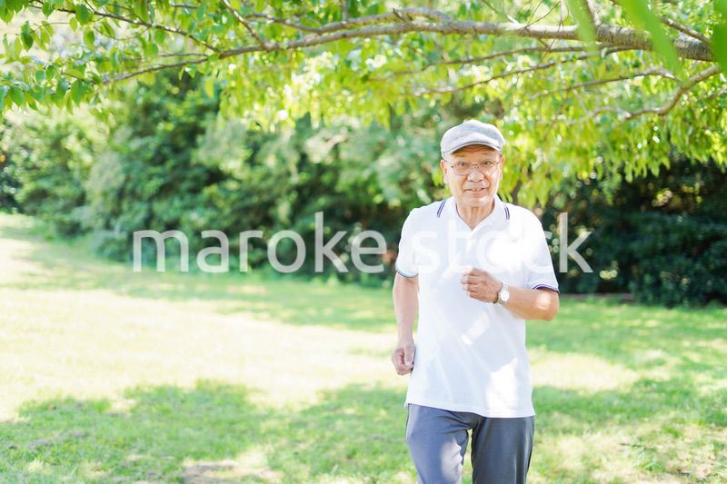 外でランニングをする高齢の男性