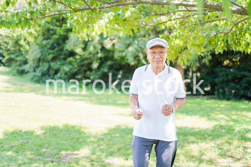 外でランニングをする高齢の男性