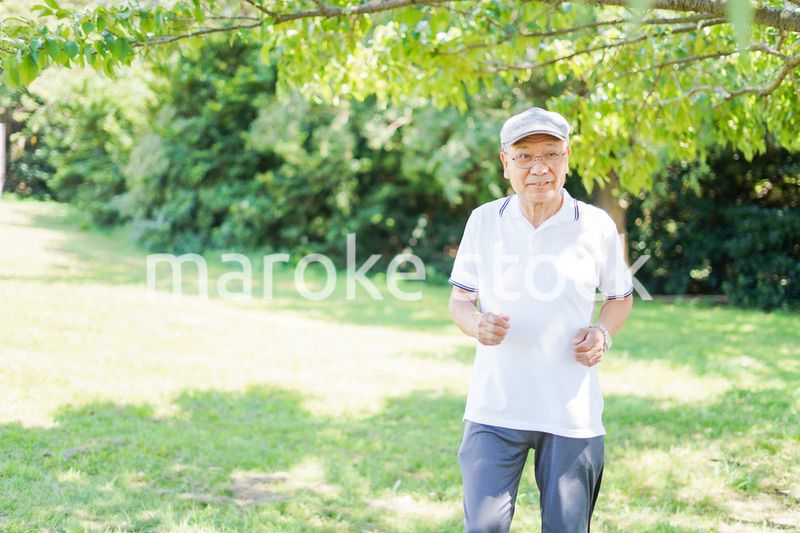外でランニングをする高齢の男性
