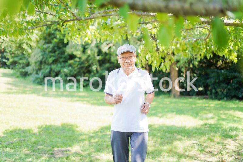 外でランニングをする高齢の男性