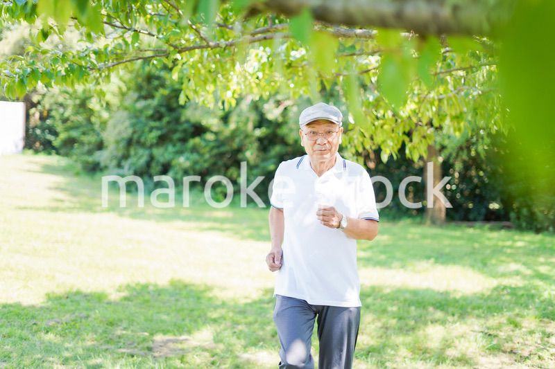外でランニングをする高齢の男性
