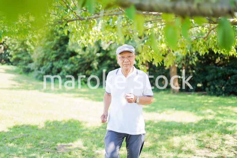 外でランニングをする高齢の男性
