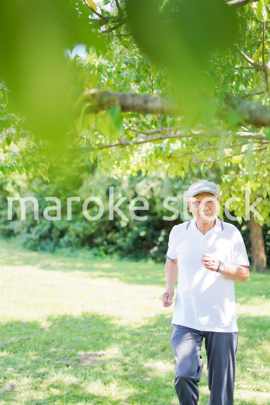 外でランニングをする高齢の男性