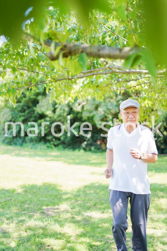 外でランニングをする高齢の男性