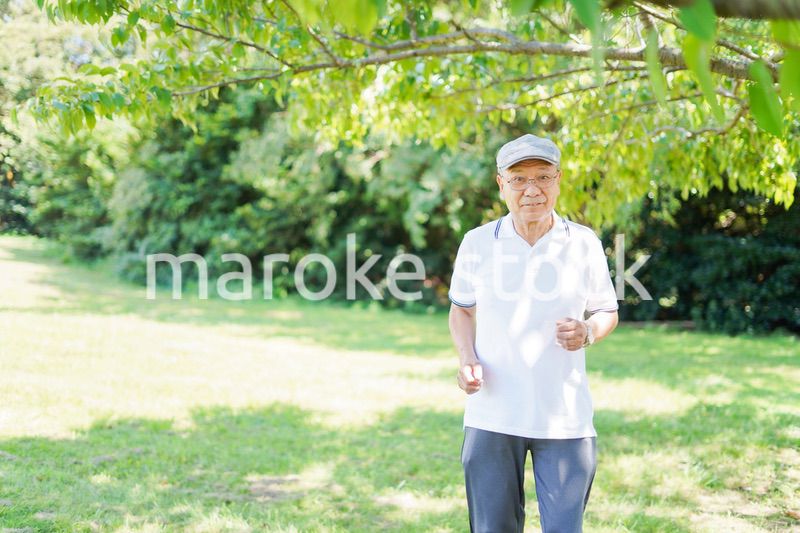 外でランニングをする高齢の男性