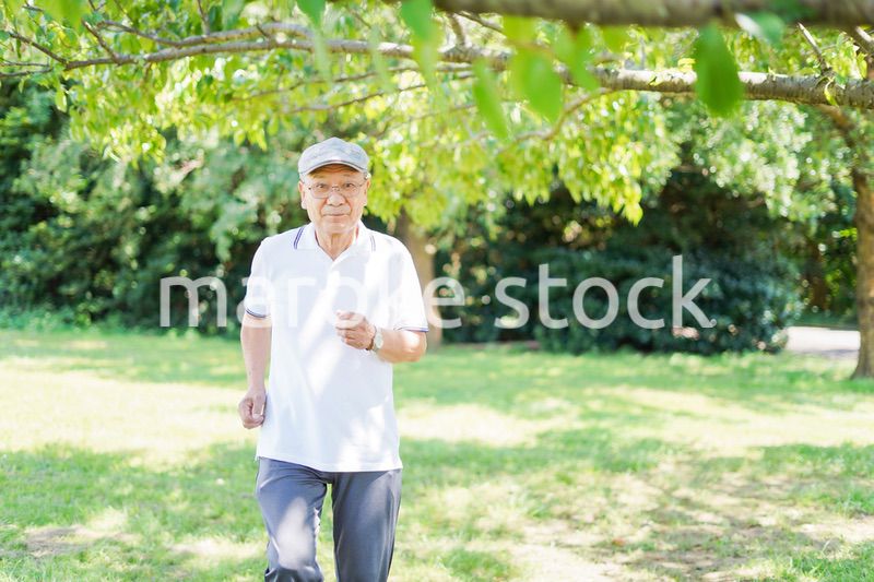 外でランニングをする高齢の男性