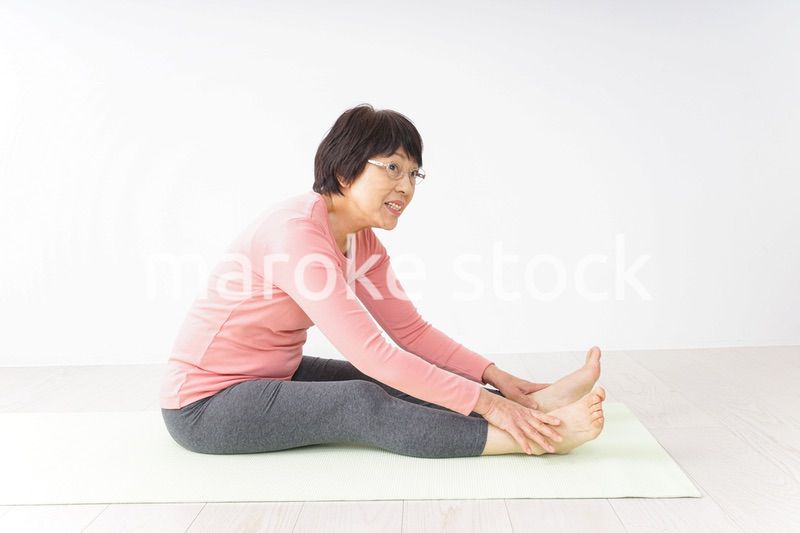 ヨガをするシニア女性