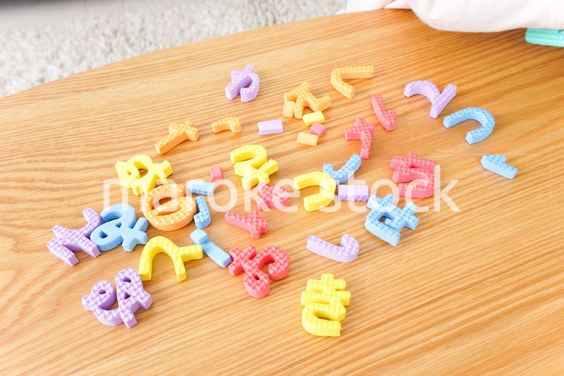 家で楽しく遊ぶ女の子