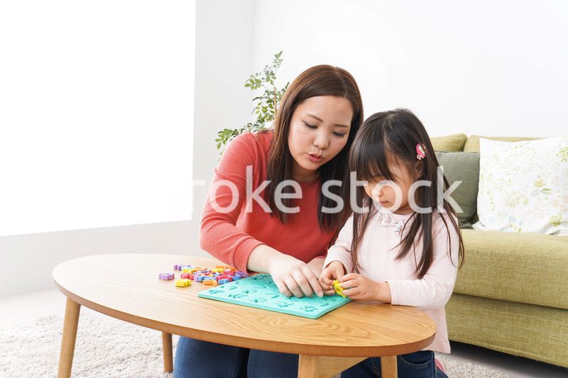 家で勉強をする親子