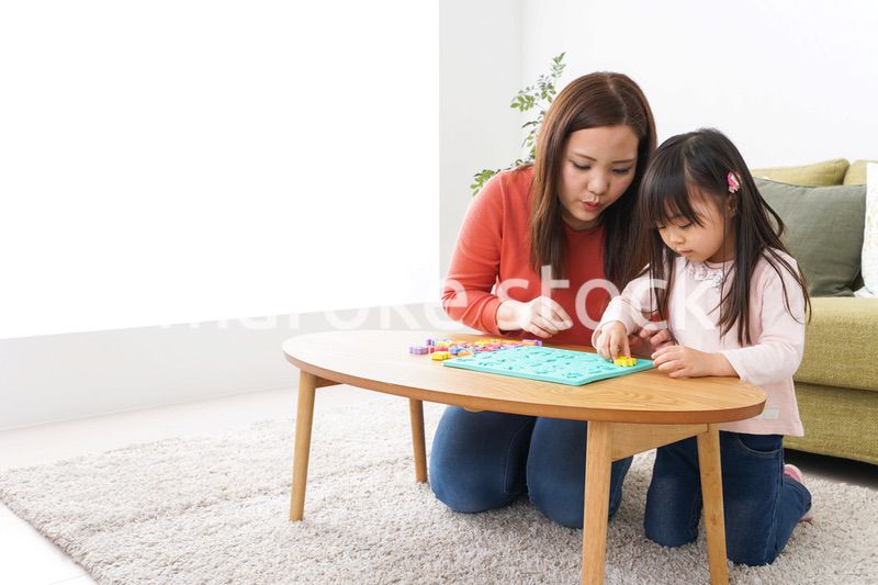 家で勉強をする親子