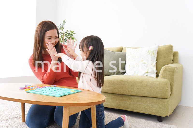 家で勉強をする親子