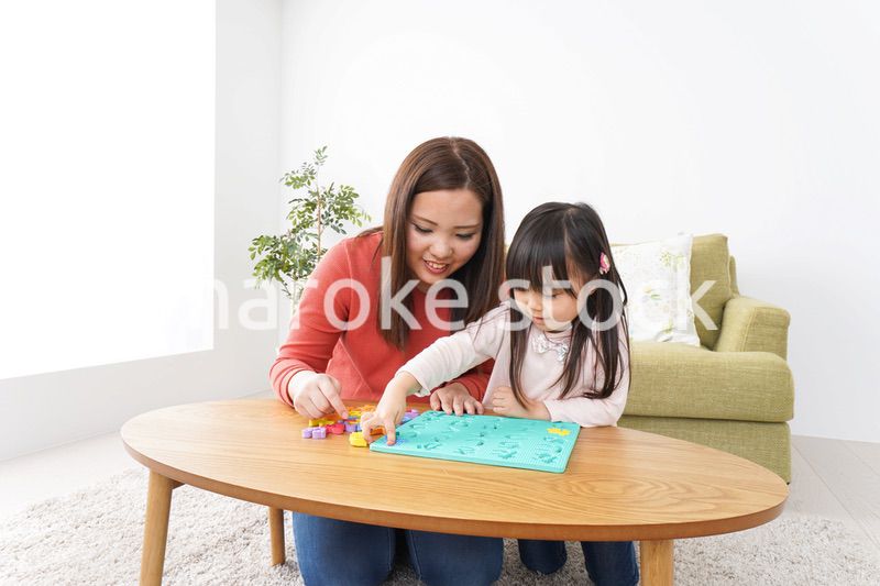 家で勉強をする親子