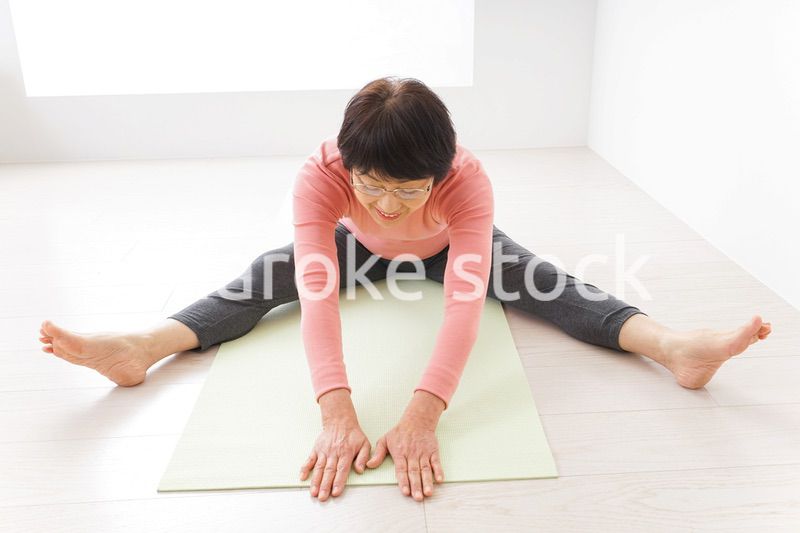 ヨガをするシニア女性