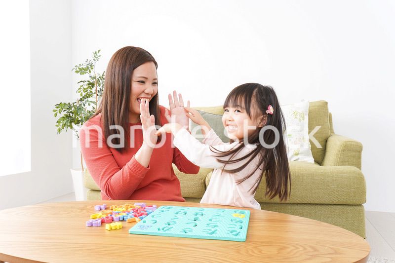 家で勉強をする親子