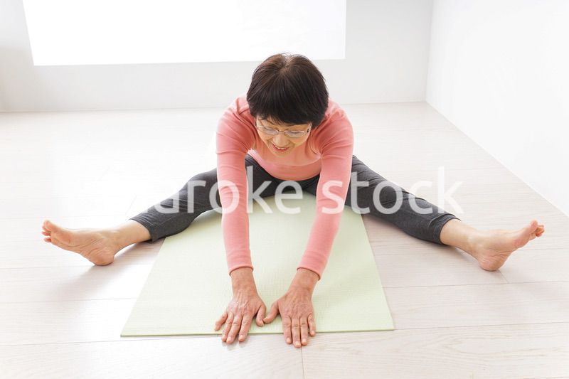 ヨガをするシニア女性