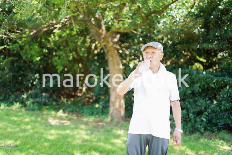 外でランニングをする高齢の男性