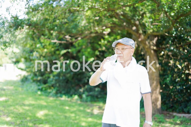 外でランニングをする高齢の男性