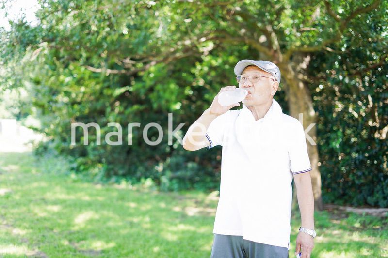 外でランニングをする高齢の男性