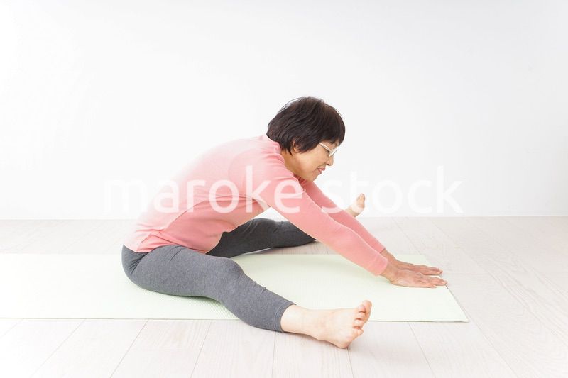 ヨガをするシニア女性