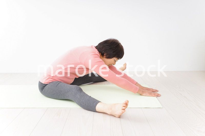 ヨガをするシニア女性