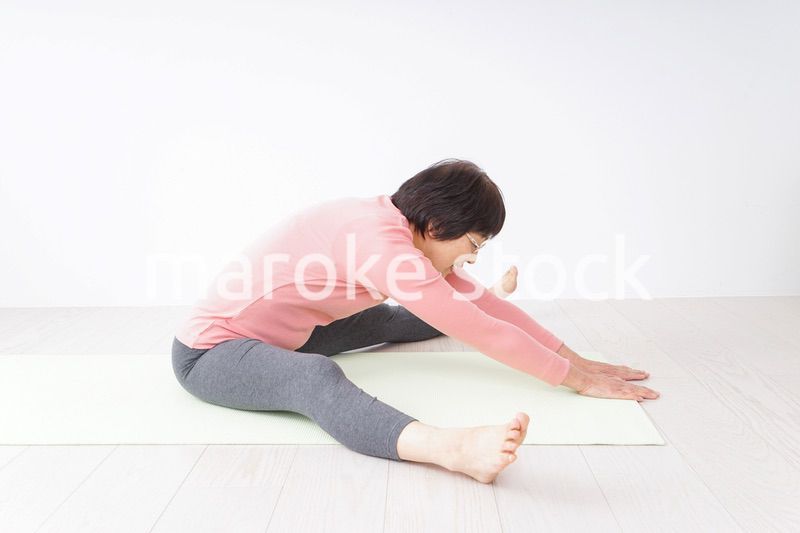 体操をする高齢の女性