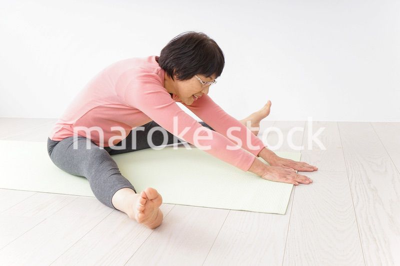 ヨガをするシニア女性