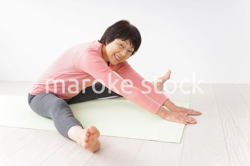 ヨガをするシニア女性