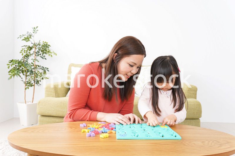 家で勉強をする親子