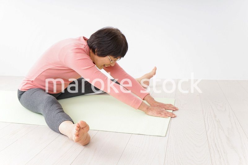 ヨガをするシニア女性