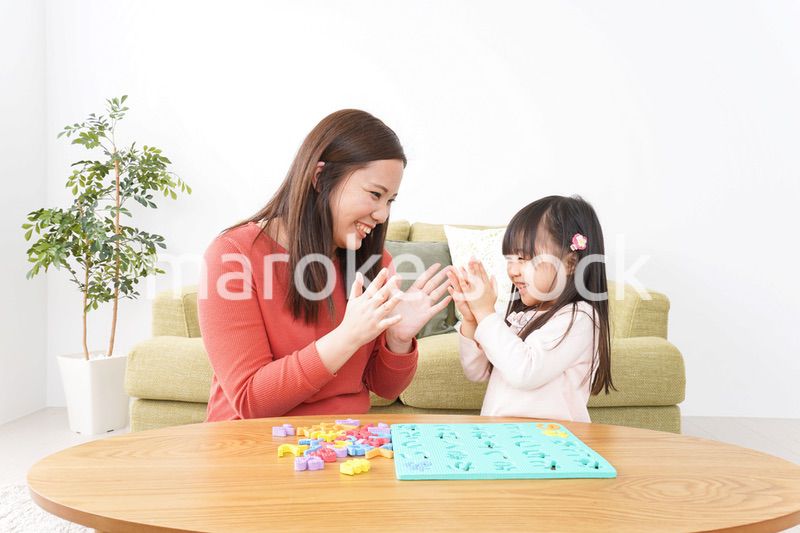 家で勉強をする親子