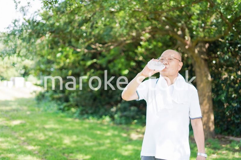 外でランニングをする高齢の男性