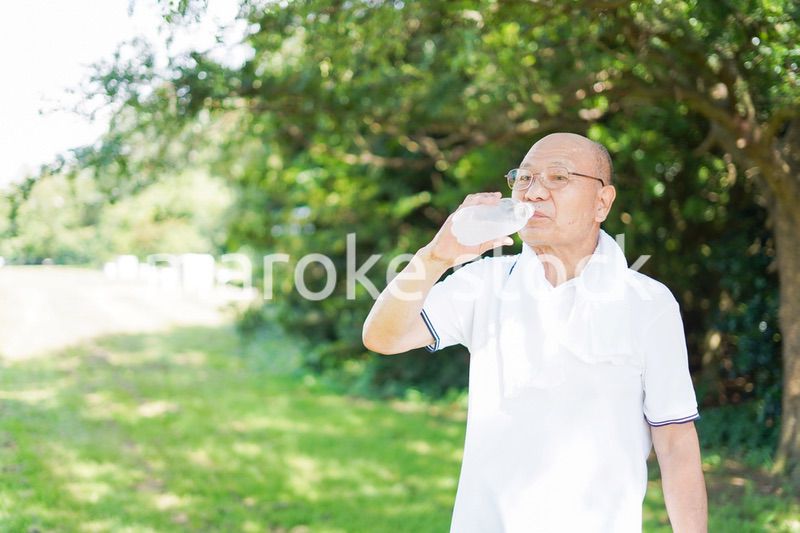 外でランニングをする高齢の男性