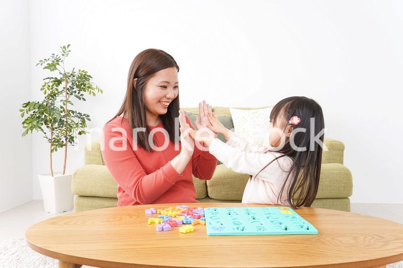 家で勉強をする親子