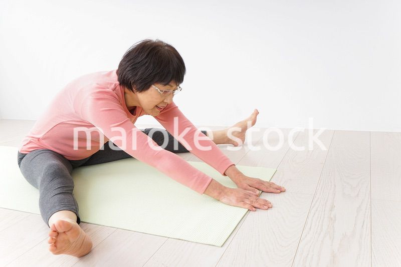 ヨガをするシニア女性