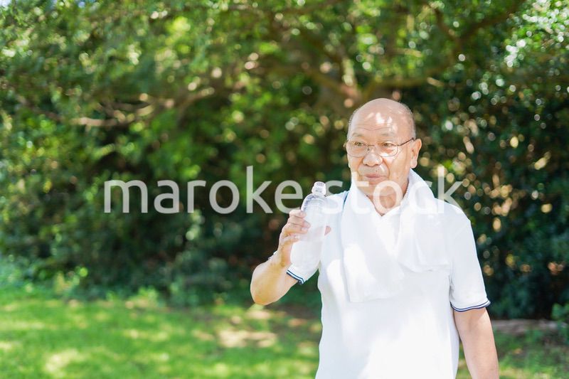 外でランニングをする高齢の男性